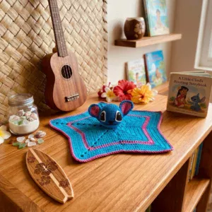 Doudou plat Stitch étoile au crochet, en situation