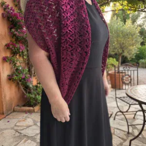 Étole fuchsia au crochet, en situation