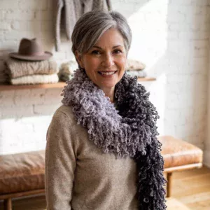 Écharpe grise boa au crochet, vue 3 en situation