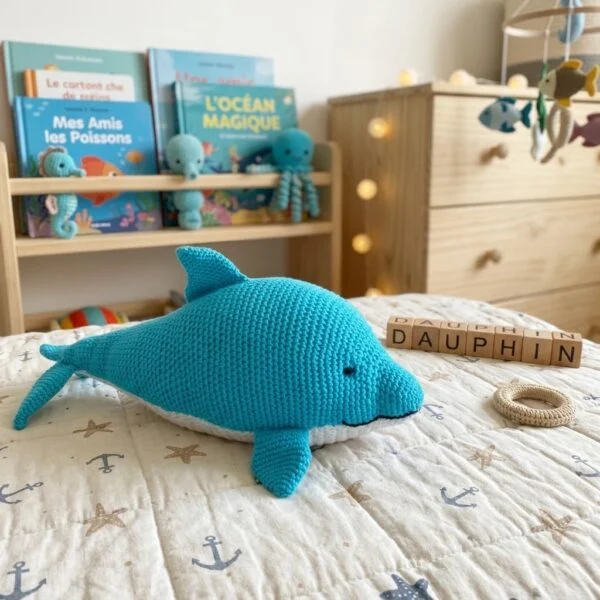 Peluche dauphin Randy au crochet, en situation